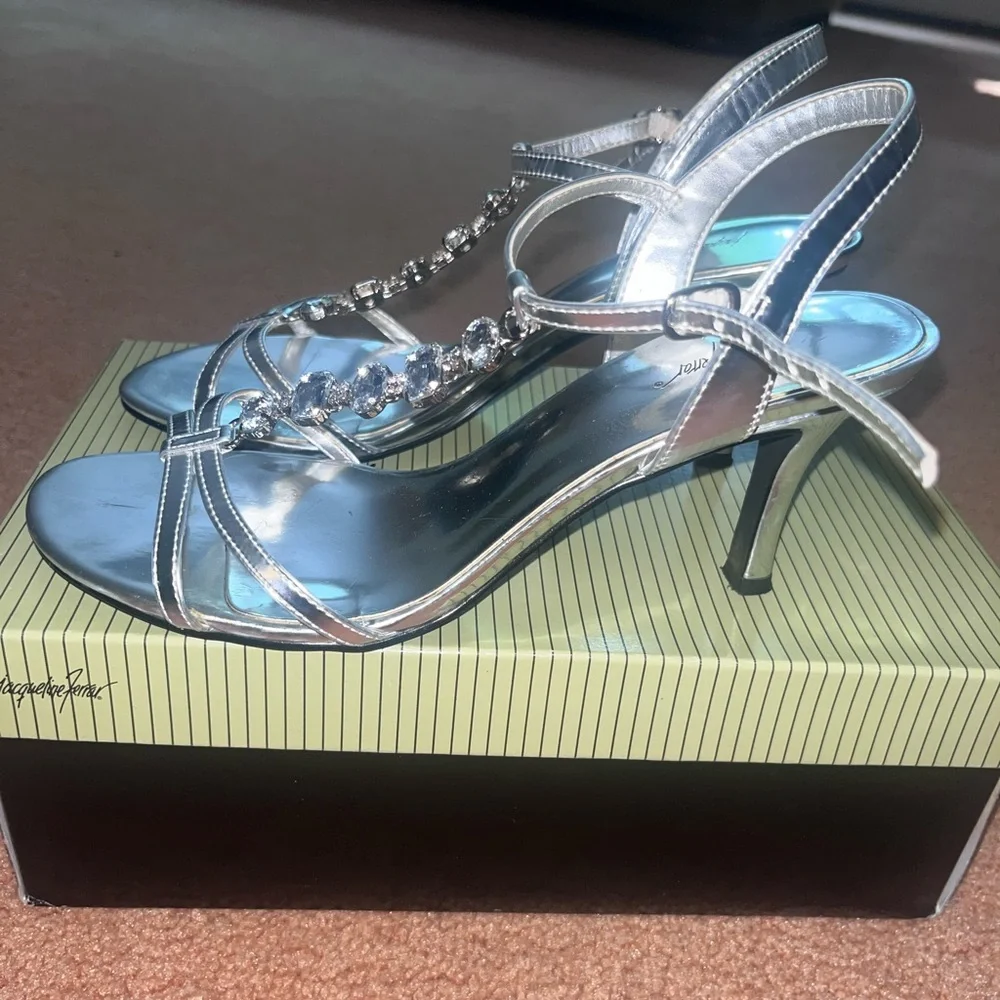 Silver heels - Picture 3 of 4